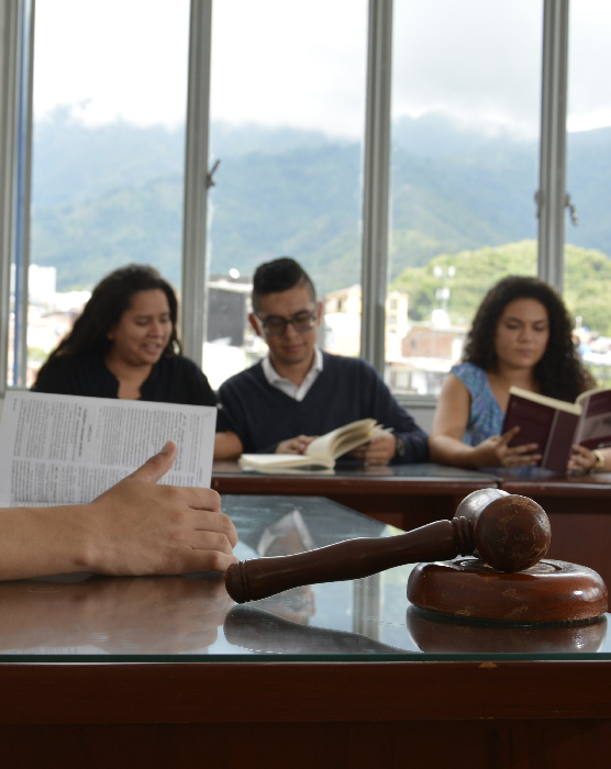 Fotografía Convocatoria extraordinario profesor 2021A Programa de Derecho